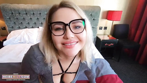 Skanky cagna ebano lisa strokes ottiene il suo poon mangiato e cazzo