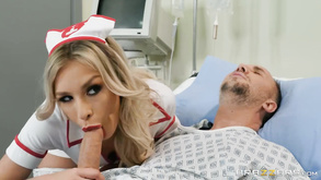 Splendida bionda sta facendo l'amore con il suo ragazzo davanti alla finestra