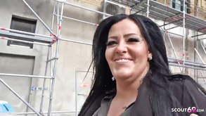 Svelta bionda MILF salta su eccitato papà in stile ragazza di mucca al contrario