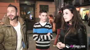 Tizio brutale in vestito di lattice e la sua amante scopano la fica e la gola di una ragazza lussuriosa