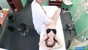Trans alta e con le gambe lunghe fa al suo amante un bel pompino
