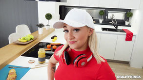 Troia babysitter taylor russo con il cazzo nel culo
