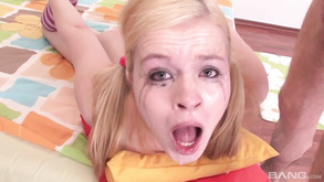 Troia bruna si masturba ferocemente con un vibratore