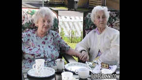 Troia grassa mostra le sue grandi tette succose alle sue amiche lesbiche