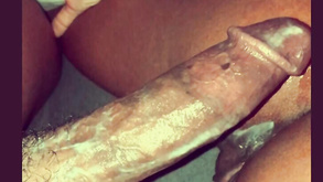Tutta la pettoruta bionda naturale gioca con le sue enormi cianfrusaglie