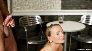 Una bella ex ragazza si prepara nel bagno di un hotel
