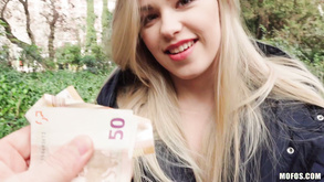 Una grossa tonta bruna rhylee richards si fa scopare in uno stile da missionario