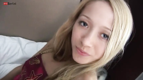 Una puttanella brunetta con la cagna magra ha attaccato la sua vagamente mignolina vagamente cagnone