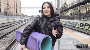 Una ragazza fantastica sta giocando con la sua fica sul divano