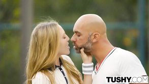 Una seducente mora londinese si fa scopare da una biondina sexy