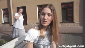 Una troia bionda si mette in ginocchio per succhiare il cazzo